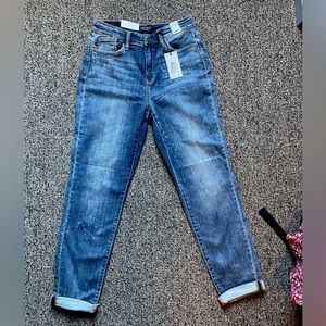 Never worn and still has the tag! Dark blue color, size 5/27, and high waisted!!